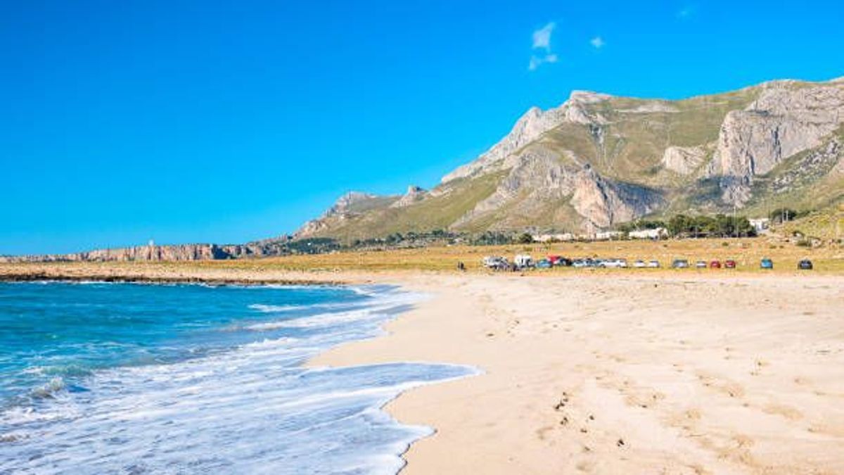 Encontrar aparcamiento en la playa, en verano y depende a qué hora puede ser estresante