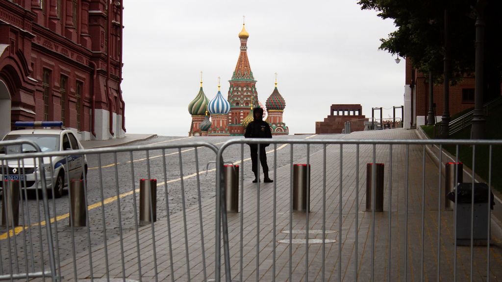 Imagen de archivo de un policía en la Plaza Roja de Moscú, Rusia