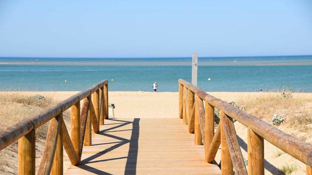 La playa de Sancti Petri se prolonga hasta la conocida playa La Barrosa