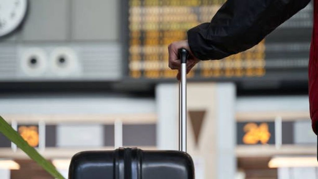 Los viajeros pasan muchas horas en el aeropuerto esperando que salga su vuelo