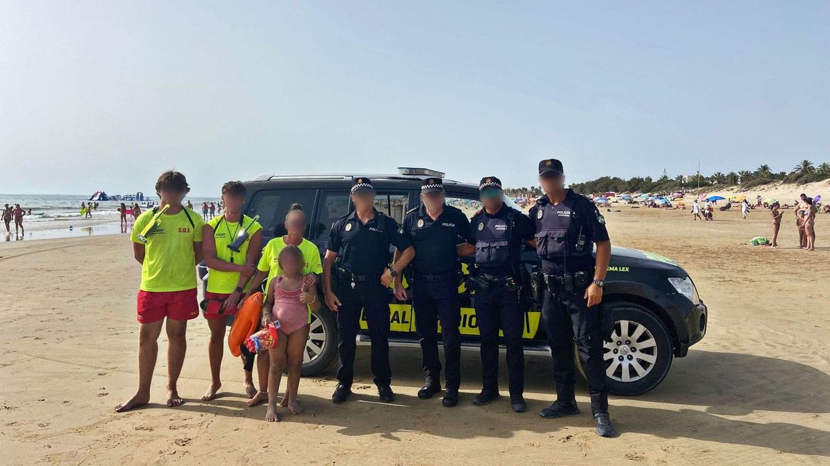 Agentes con la pequeña perdida en Chipiona