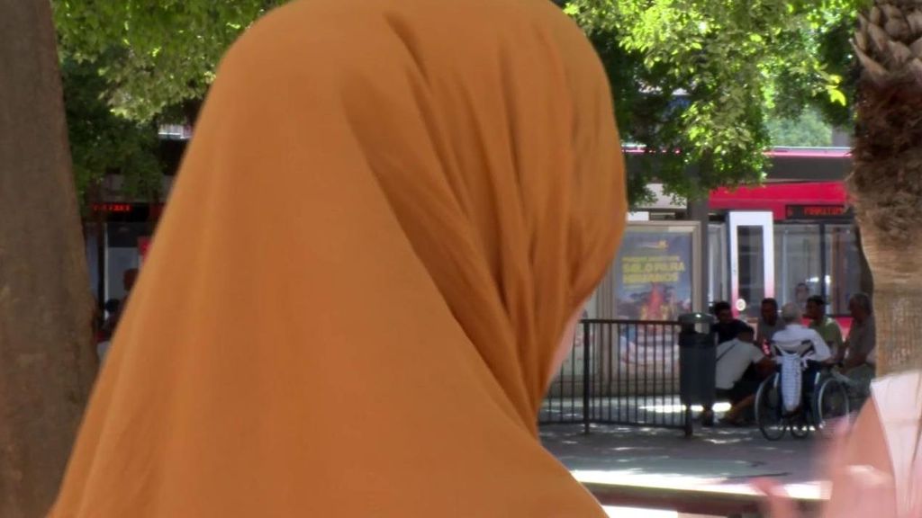 Dos empleados arrestados por negar la entrada a una piscina de Valencia a una mujer que llevaba hiyab
