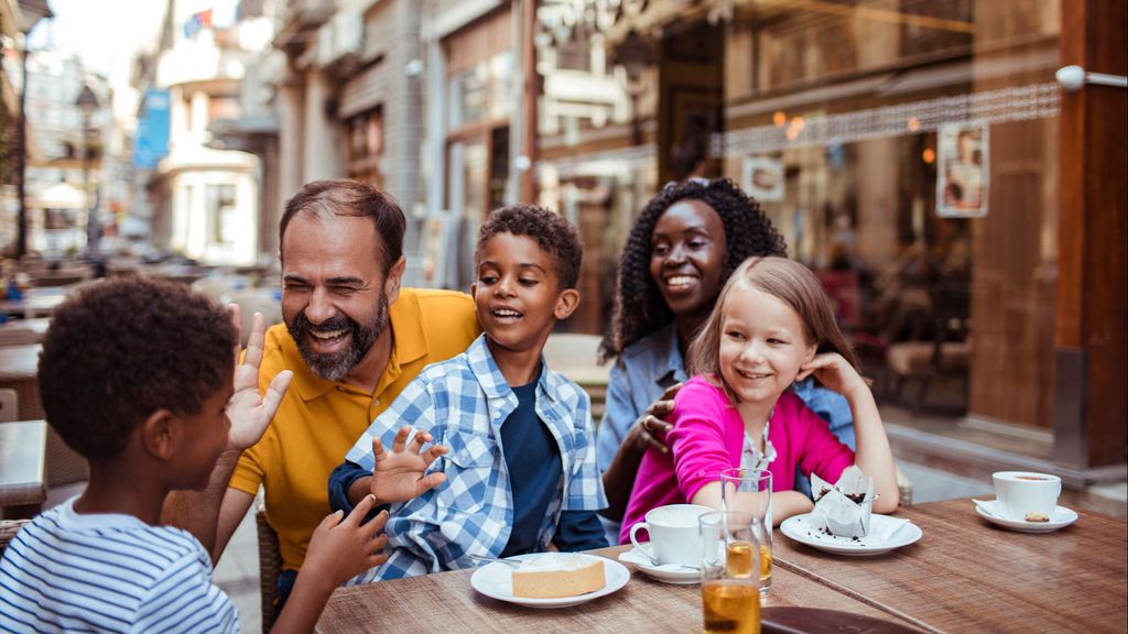 El concepto de familia es variable. Las relaciones con hijastros e hijastras pueden serlo también, pero hay aspectos legales básicos.