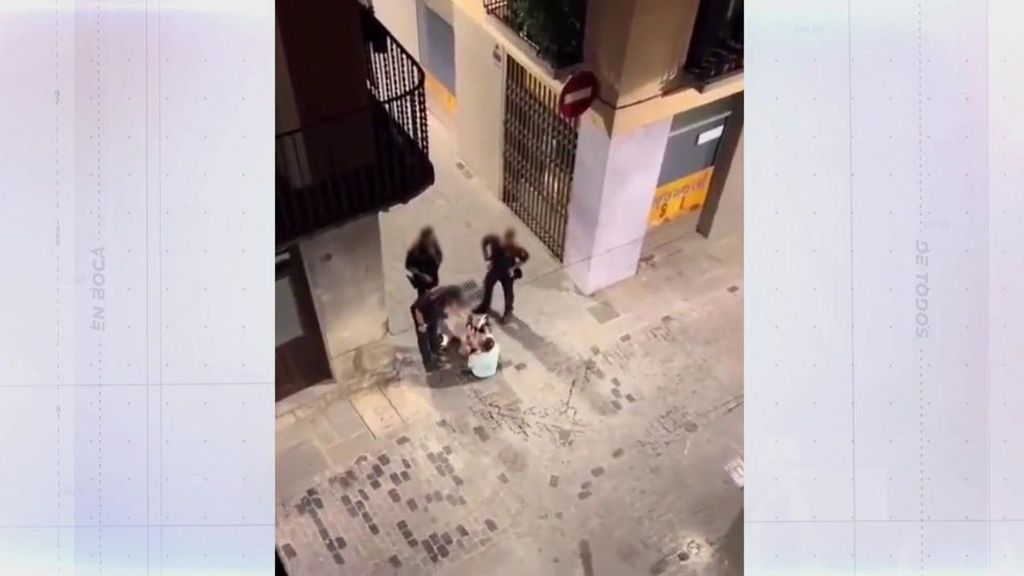 Un mosso propina una bofetada a un hombre que estaba en el suelo sin poner resistencia en Girona: las posibles sanciones