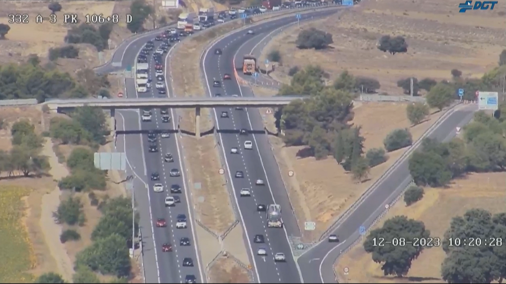 Día de intenso movimiento en carreteras, aeropuertos y estaciones de tren por el puente de agosto