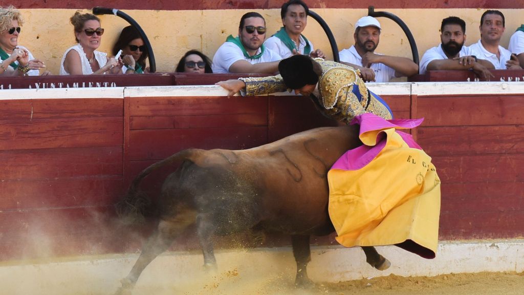 La dramática corrida de Huesca: 'El Cordobés', intervenido de urgencia tras sufrir una grave cornada
