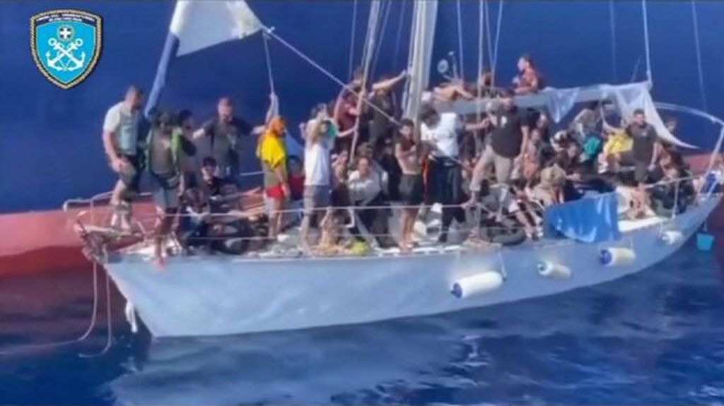 Grecia rescata in extremis a decenas de migrantes en un yate en el sur de Grecia