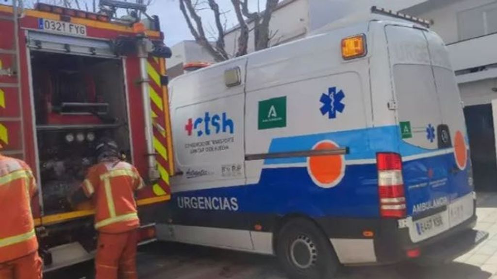 Un centenar de vecinos desalojados tras un incendio en un edificio de Ayamonte