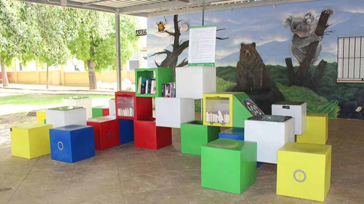 Biblioteca ecológica al aire libre en un parque