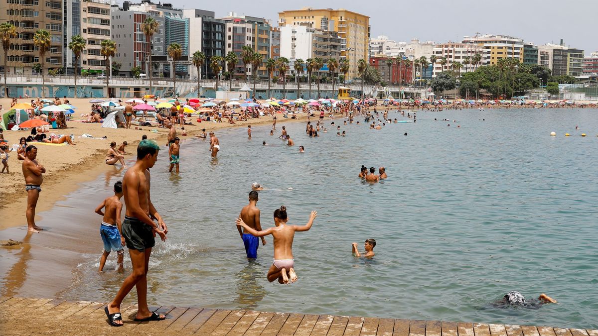 Calor, tormentas, lluvia y olas activan hoy los avisos en 14 provincias, con mínimas en Canarias de más de 30ºC