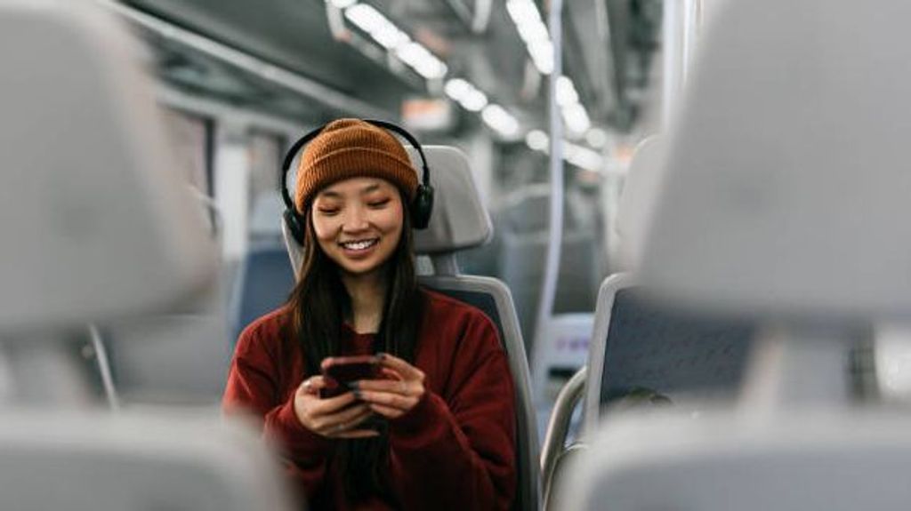 Chica habla por teléfono.