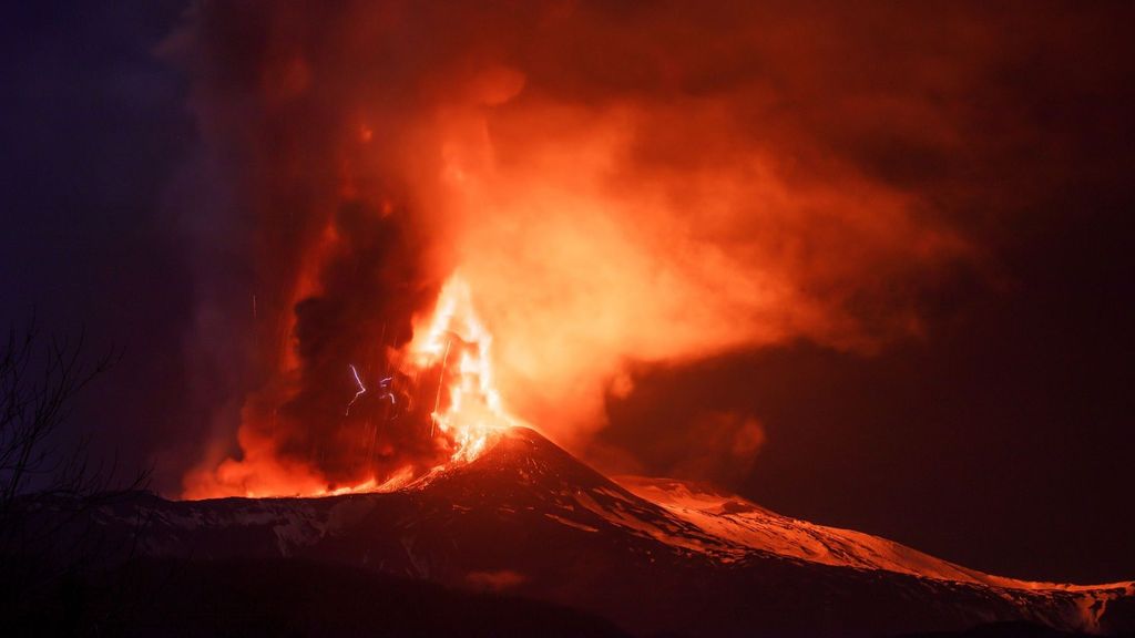 El volcán Etna vuelve a entrar en erupción y paraliza las operaciones del aeropuerto de Catania en Sicilia