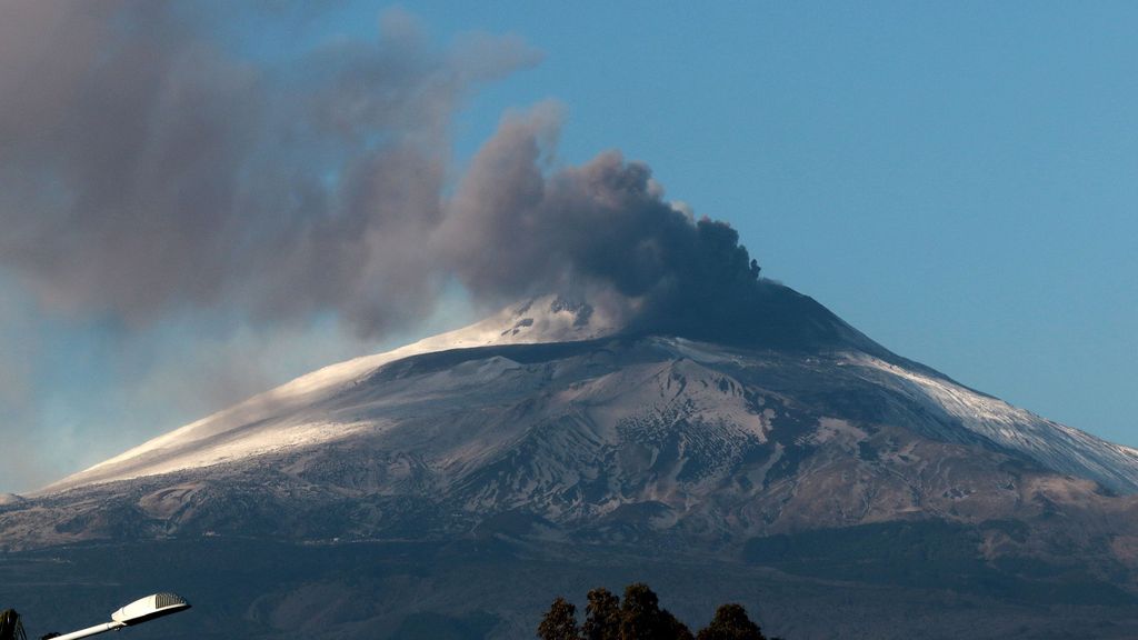 EuropaPress 3479298 14 december 2020 italy catania mount etna volcano spews lava during an