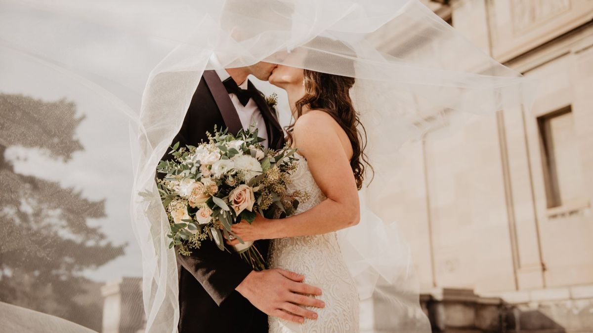 Novios durante una boda