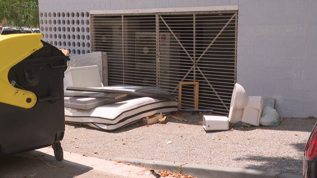Residuos en uno de los puntos negros de Palafrugell