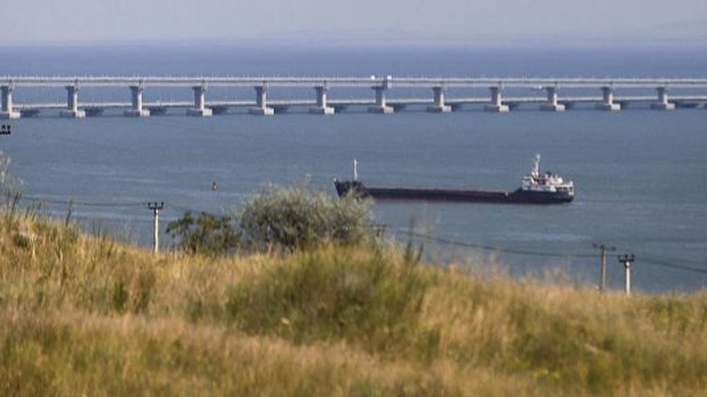 Un carguero cruza el Estrecho de Kerch, Crimea