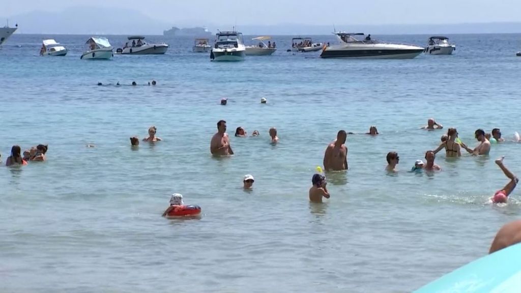 La difícil convivencia entre los bañistas y las embarcaciones de recreo en calas de Baleares