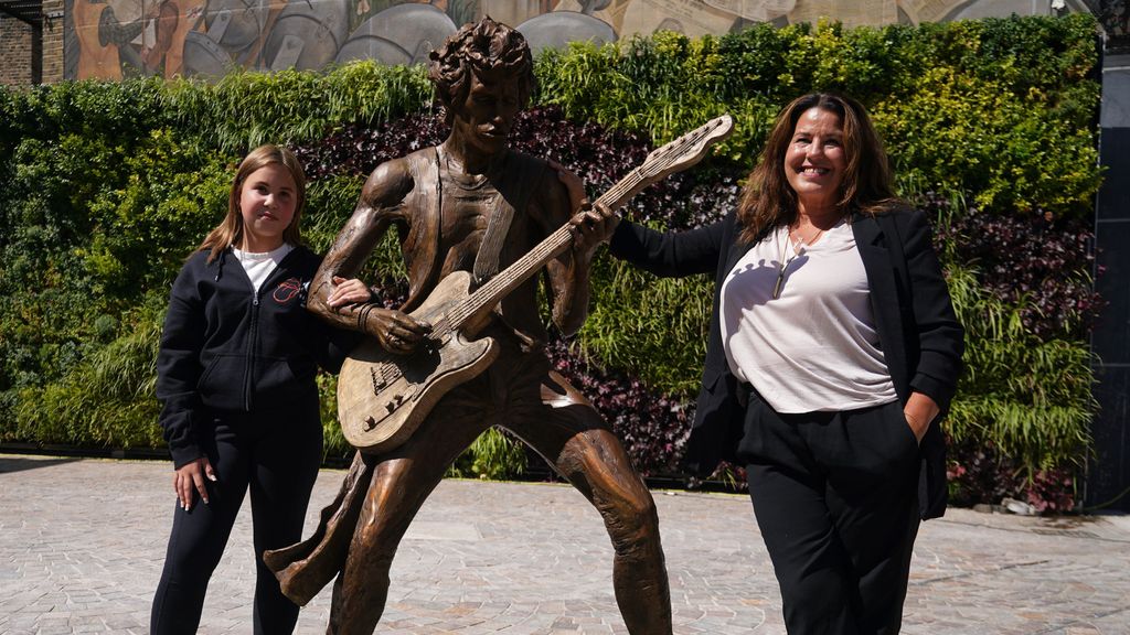 Angela Richards (derecha), hija de Keith, este mes de agosto en la inauguración de la estatua dedicada a su padre en Dartford, Essex (Reino Unido). A la izquierda, Ava, de 12 años, nieta del guitarrista.