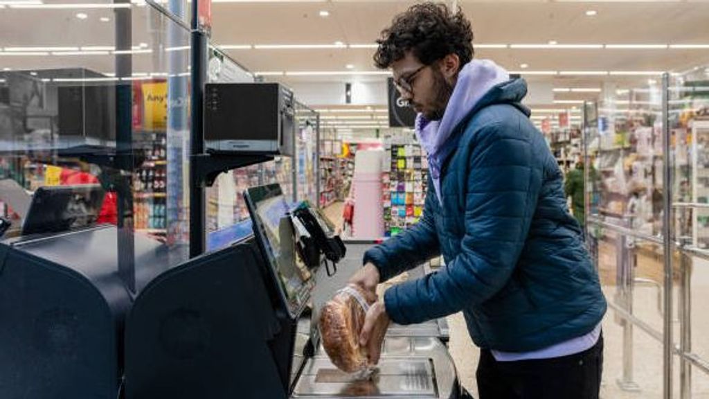 Cliente hace uso de la caja autopago.