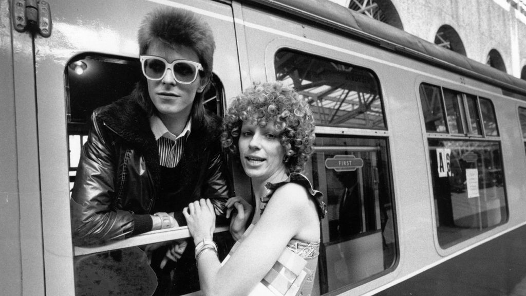 David Bowie, en julio de 1973, con su esposa de entonces, Angie Barnett.