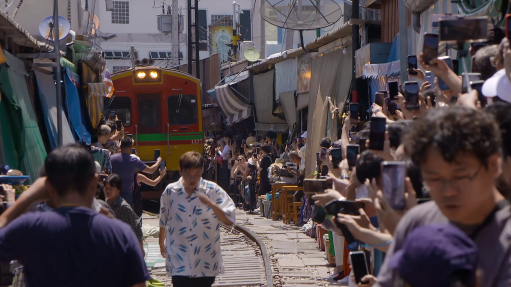 El mercado de Mae Klong: Un tren lo cruza de lado a lado