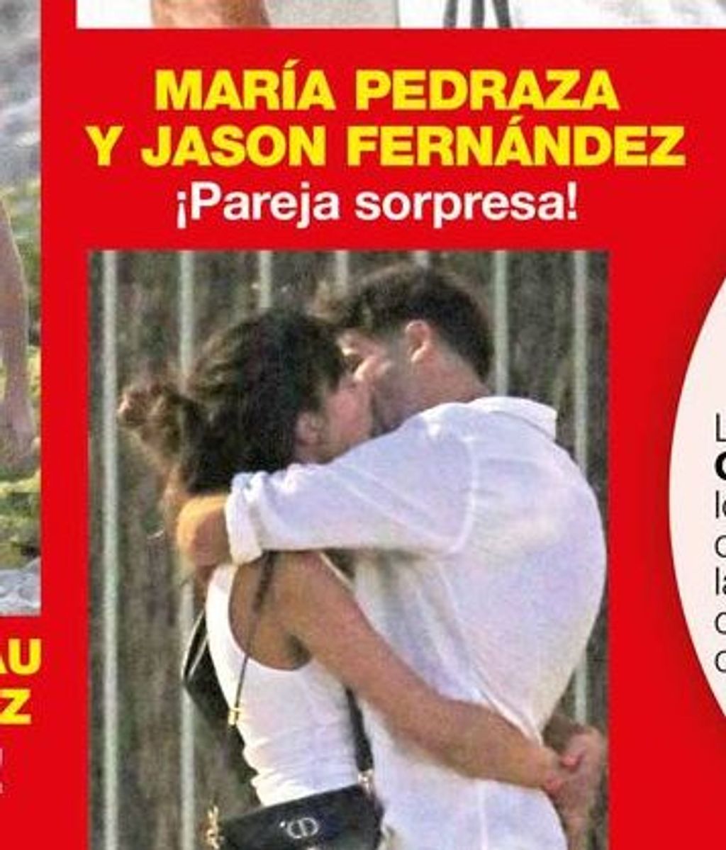 Jason Fernández y María Pedraza besándose