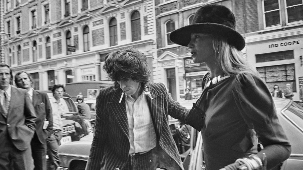 Keith Richards con Anita Pallenberg, madre de Angela, en Londres en junio de 1973, dos meses antes del lanzamiento de ‘Angie’.