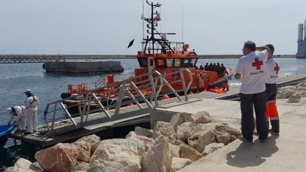 Rescatan a 13 personas a bordo de una patera en la costa de Altea y Calpe