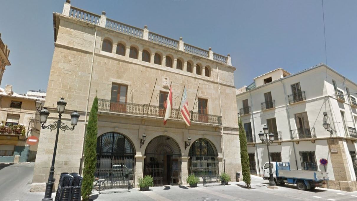 Un joven ingresado al sufrir cuatro cornadas en los bous al carrer de Castalla