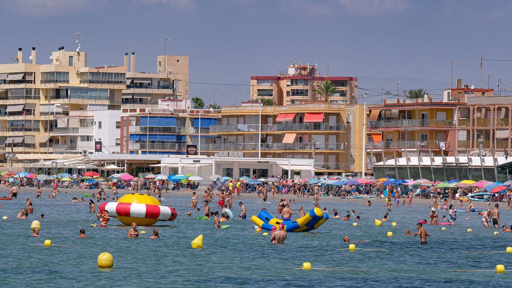 Bañistas disfrutan de una jornada de sol en Santa Pola