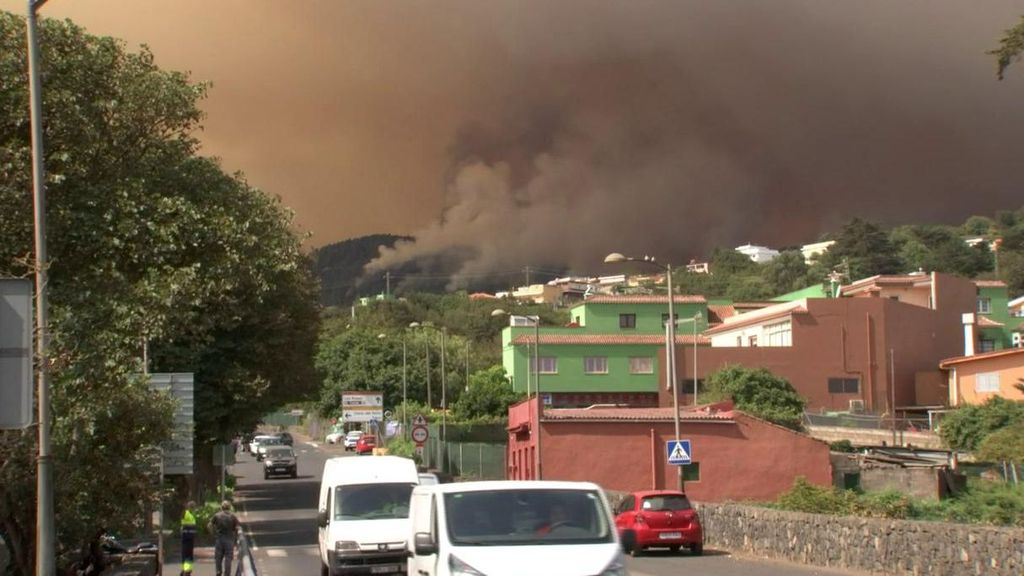 El incendio forestal de Tenerife, el peor en 40 años en Canarias: más desalojos y un viento que preocupa