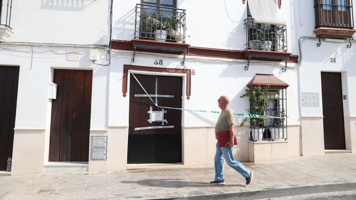 Fachada de la vivienda de Osuna, Sevilla, en la que fueron localizados los cadáveres de una pareja