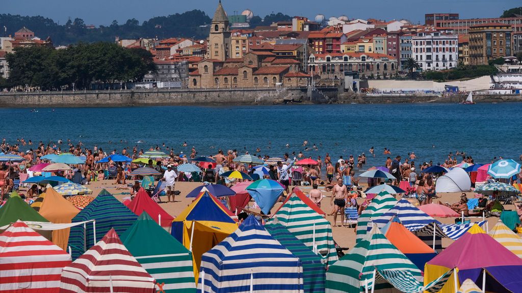 Gran afluencia de público en la playa de San Lorenzo de Gijón