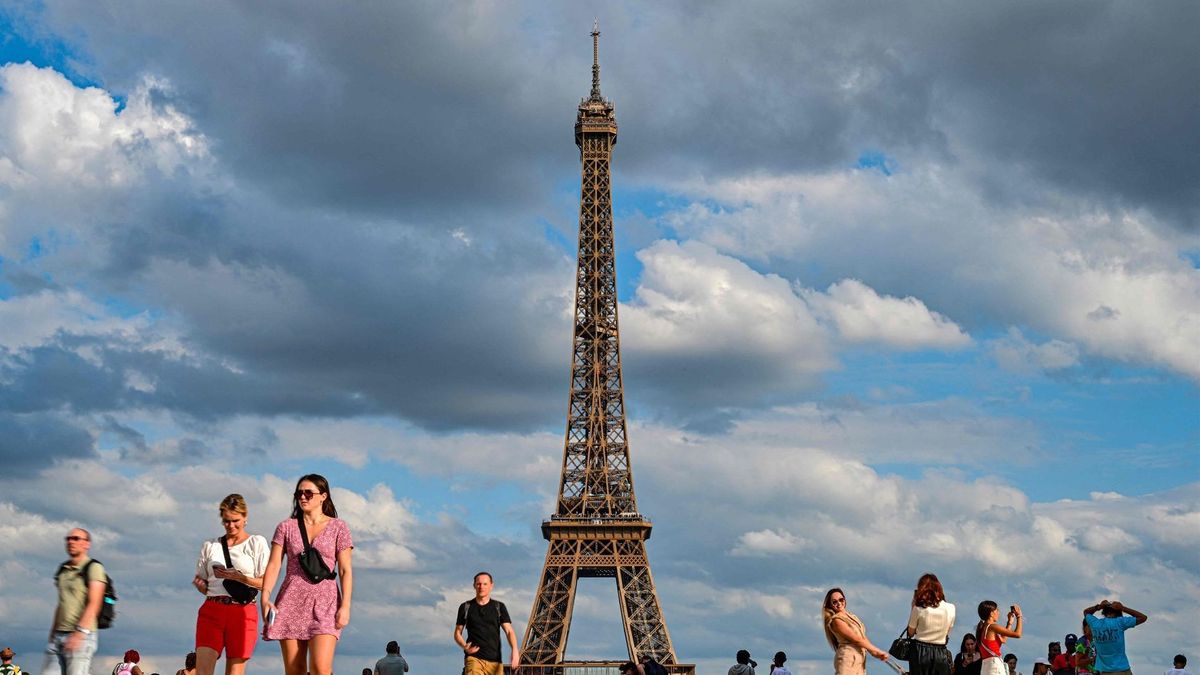 La Policía detiene a un hombre después de escalar la Torre Eiffel y saltar en paracaídas