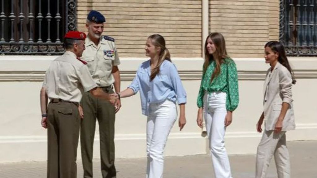 La princesa Leonor saluda al director de la Academia Militar de Zaragoza, Manuel Pérez López, en presencia de sus padres y su hermana