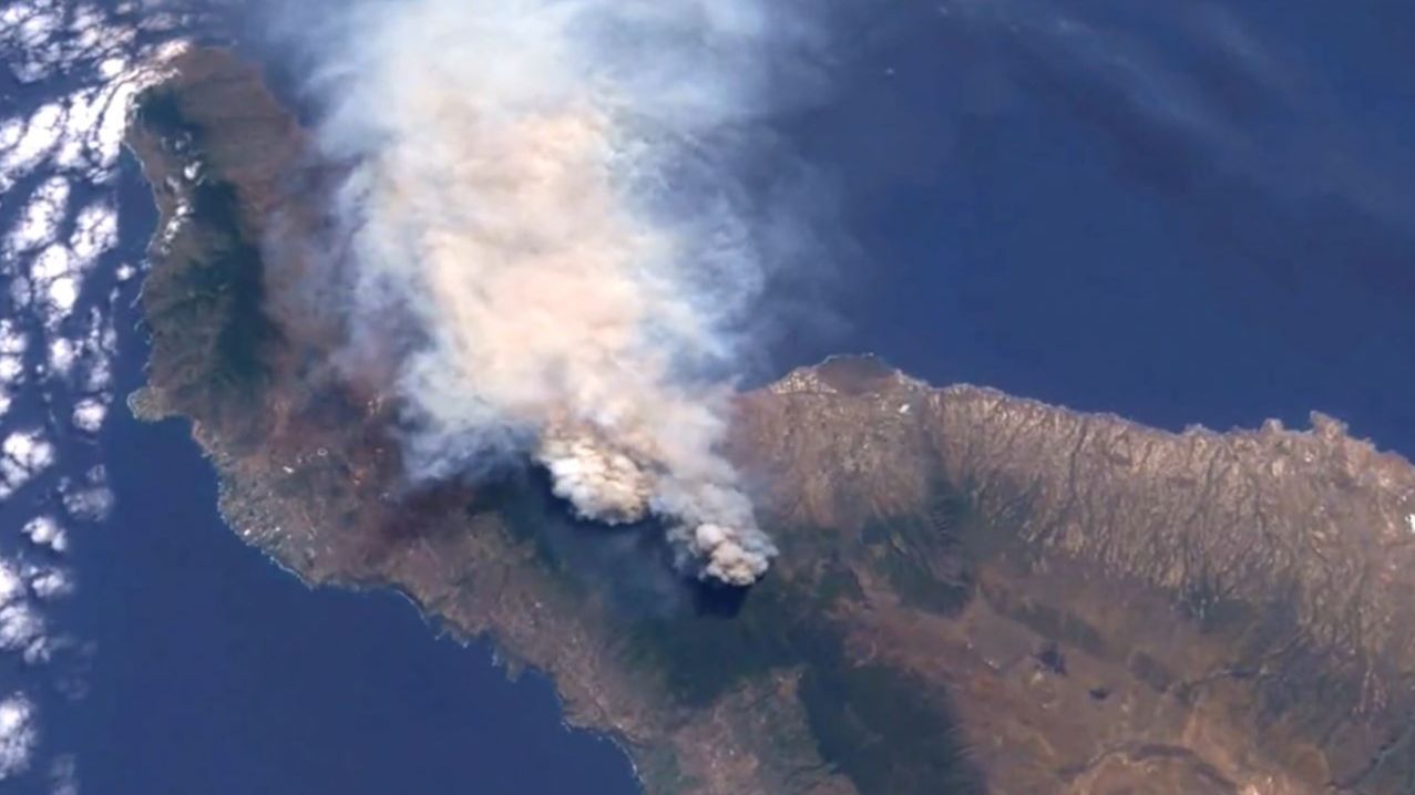 Los desalojos se suceden en la isla de Tenerife, donde los agentes advierten a la población