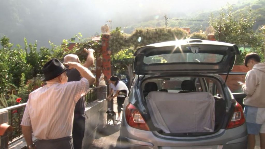 Los vecinos tienen que abandonar sus casas por el incontrolado incendio en Tenerife