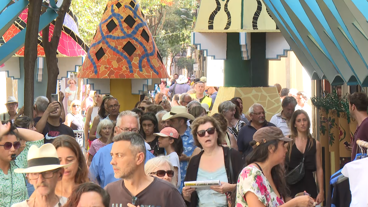 Masificación de visitantes en una de las calles decoradas en la Festa Major de Gràcia