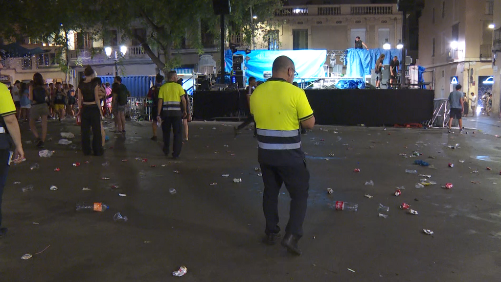 Suciedad en una plaza de Gràcia tras una noche de concierto