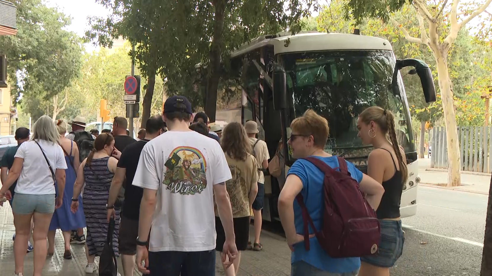 Un grupo de turistas sube a un autocar tras visitar la Sagrada Familia