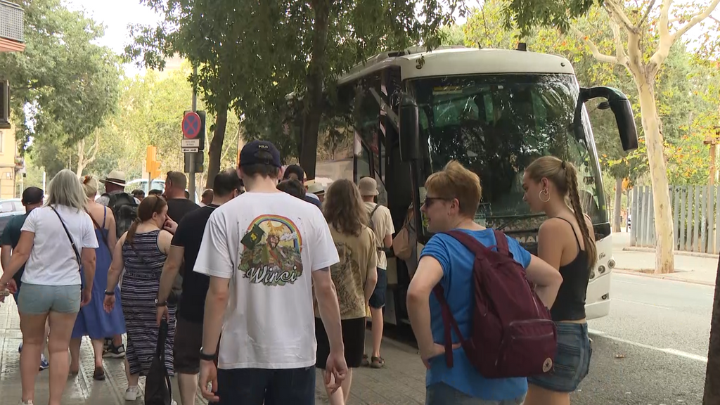Un grupo de turistas sube a un autocar tras visitar la Sagrada Familia