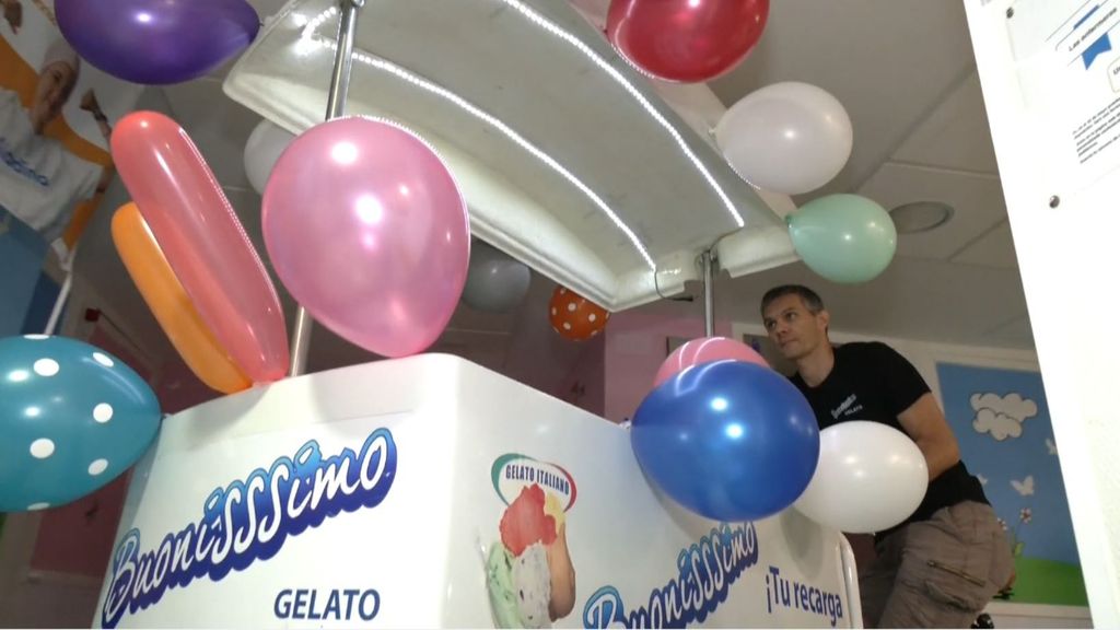 Un hombre lleva un carrito de helados al Hospital Infantil de Córdoba para sorprender a los niños y familiares