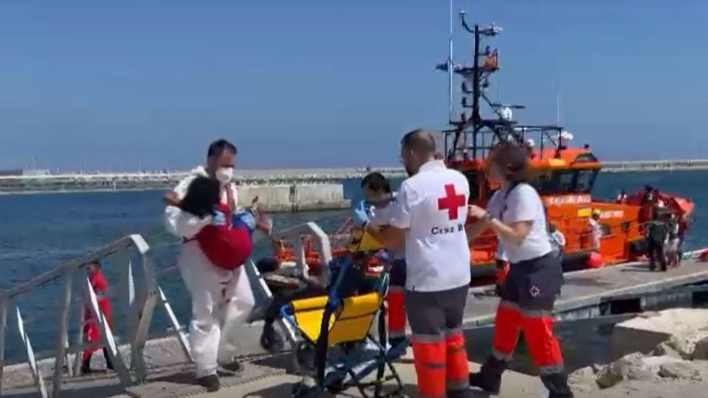 Una patera con 17 personas vuelca en Torrevieja: dos víctimas y un bebé salvado gracias a un bidón