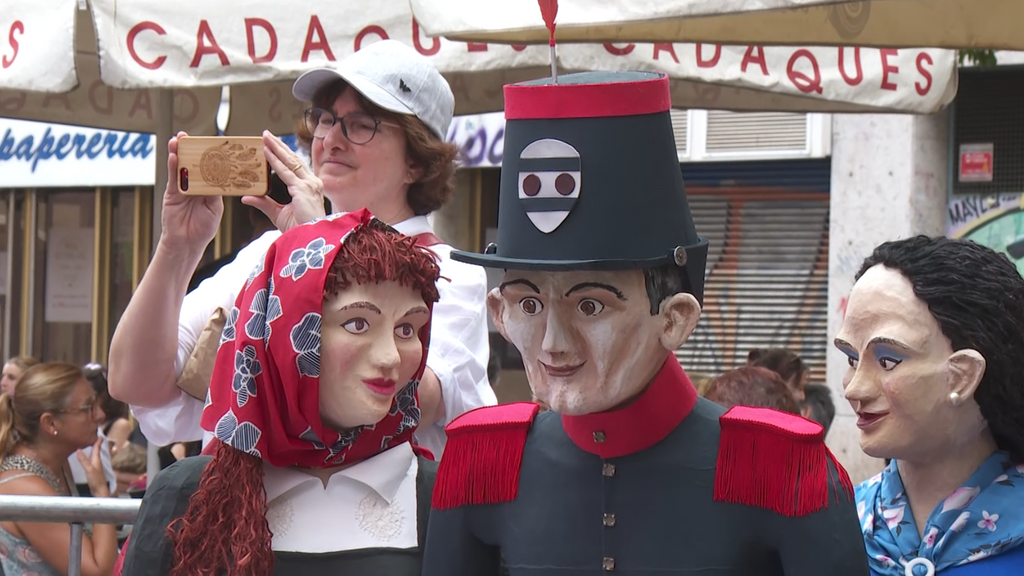 Una turista hace fotos de la decoración en la Festa Major de Gràcia