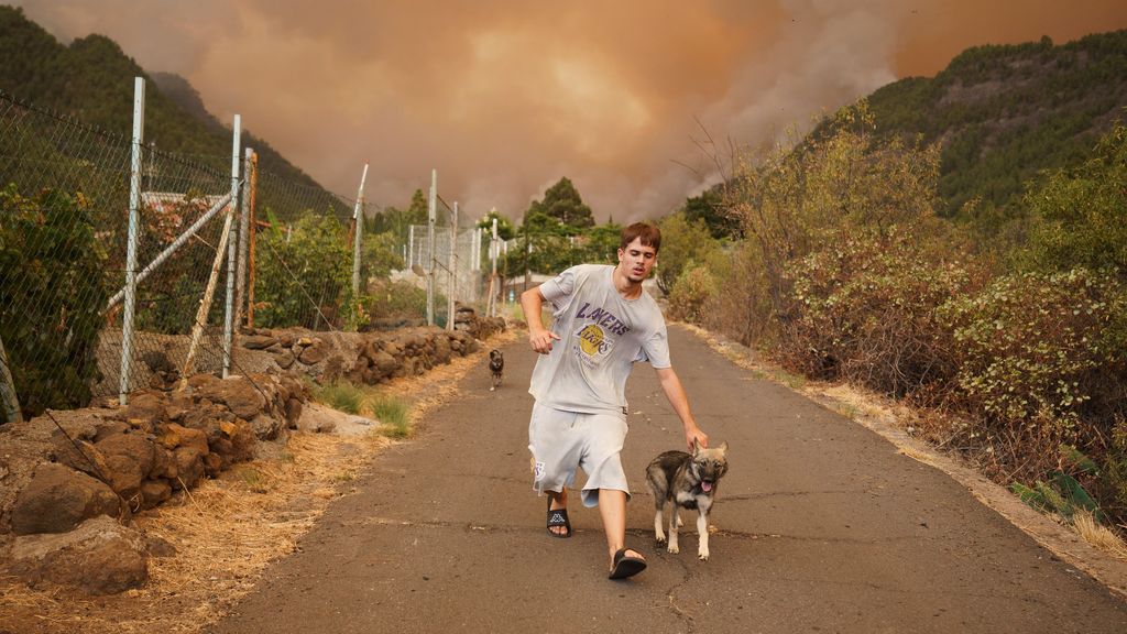 Vecinos de Igueste de Candelaria desalojados por el avance del incendio