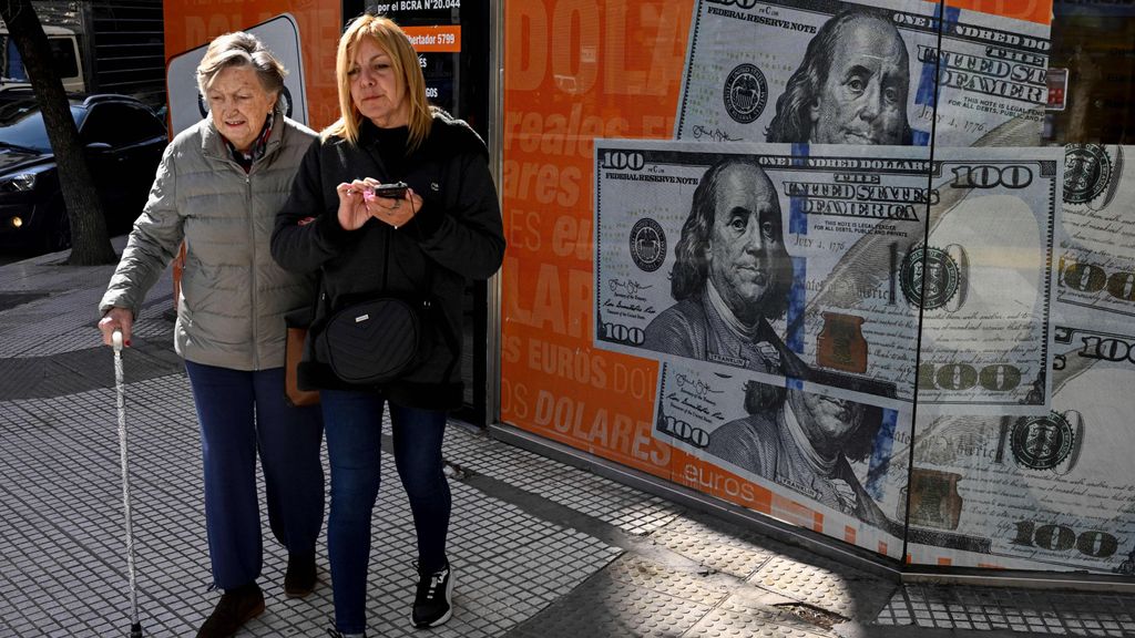 Verde que te quiero verde. La dolarización de una economía se produce cuando la divisa norteamericana reemplaza de facto la moeda loca.