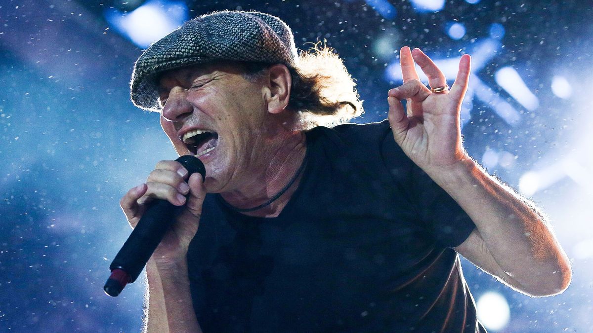 Ir al tomar una cerveza al bar del pueblo y encontrarte a Brian Johnson (AC/DC): "Se perdió un poco"