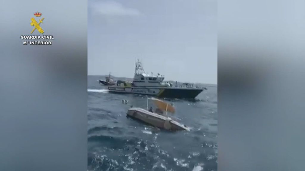 La Guardia Civil rescata a los pasajeros de una embarcación hundida en las Illes Medes de Girona