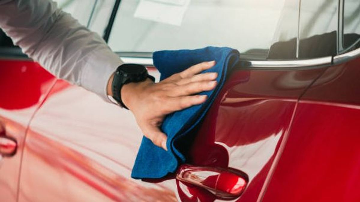 Cómo limpiar las llantas del coche sin hacer un máster