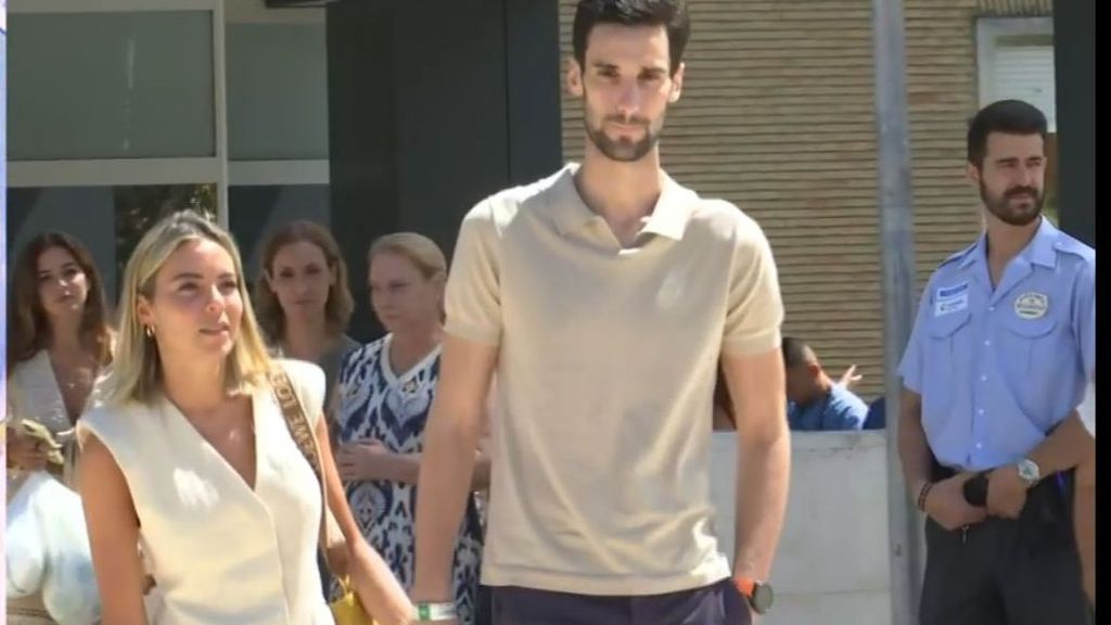 Sergio Rico saliendo del hospital junto a Alba Silva